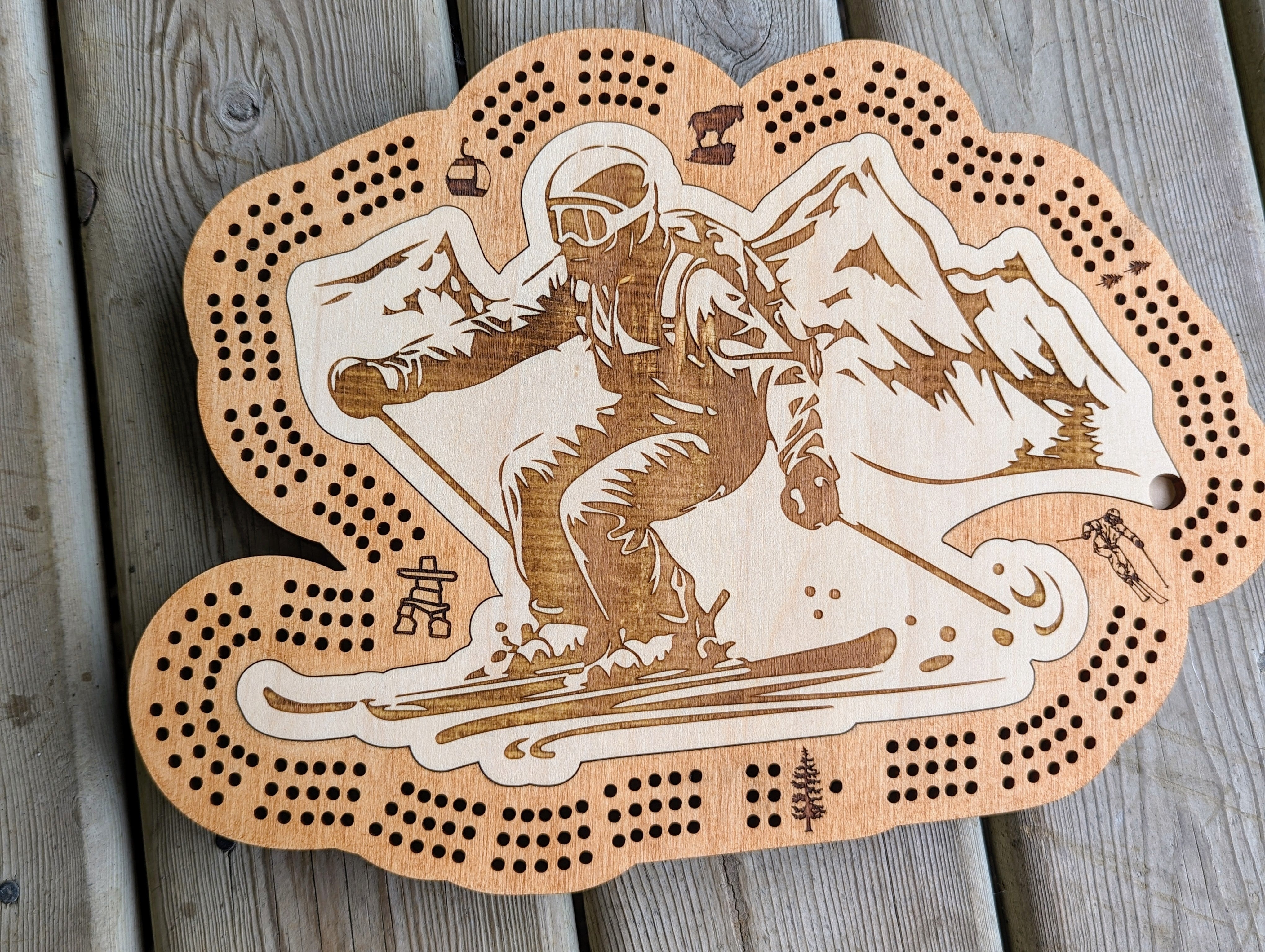 Unique Ski Cribbage Board, comes selling with 9 metal pegs and a deck of cards.